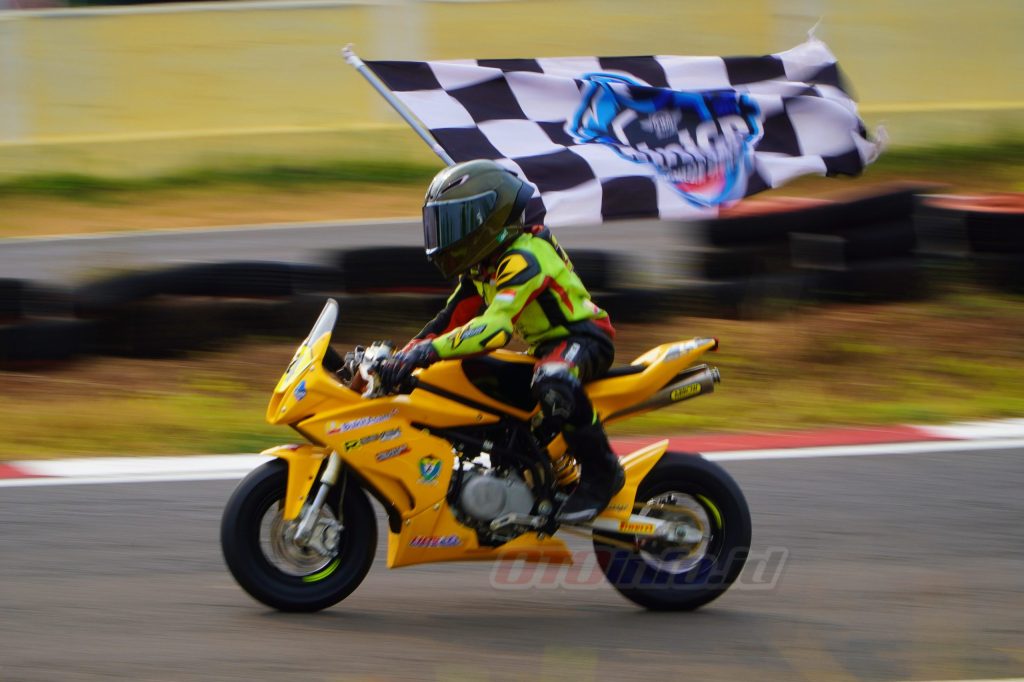 Kawalan Hawadis Berbuah Manis, Kenzie Akbar Da Ninos Cetak Double Winner di Round-4 FIM Mini GP Indonesia Series&nbsp;2024