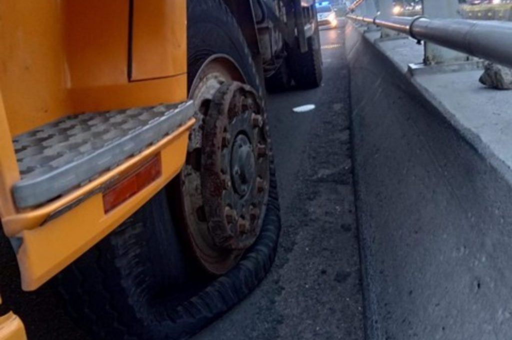 Hati-Hati! 4 Cara Ampuh Cegah Pecah Ban Truk Saat Melaju di&nbsp;Tol