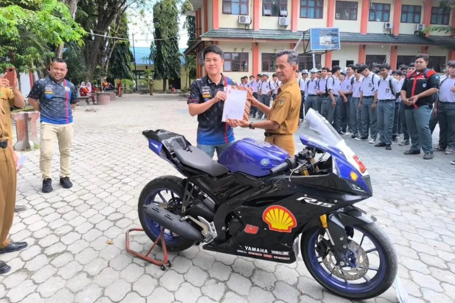 Komitmen Memajukan Pendidikan di Tanah Air, Yamaha Indonesia dan Main Dealer Akai Jaya Donasikan Motor R15 Racing ke SMKN 3&nbsp;Palu